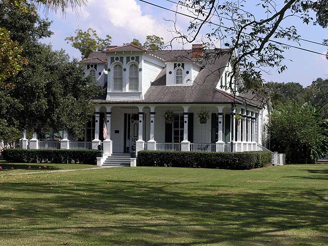 The plantation house at Poche Plantation. Property photograph from Poche Plantation’s gallery.